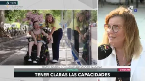 Marta hablando en la televisión de vacaciones accesibles